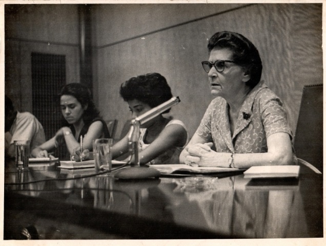 Foto de María Teresa Freyre de Andrade en conferencia con jóvenes de la UJC, agosto de 1963. Fondos BNCJM